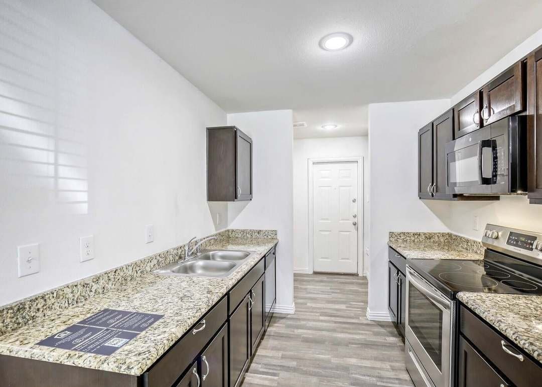 Longview House: 1105 Rex Ln