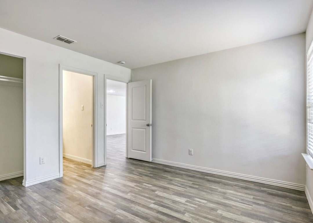 Longview House: 1105 Rex Ln