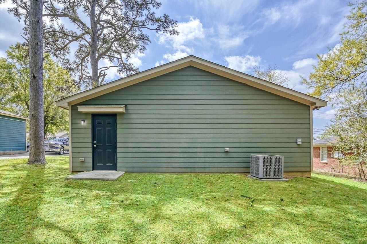 Longview House: 1105 Rex Ln