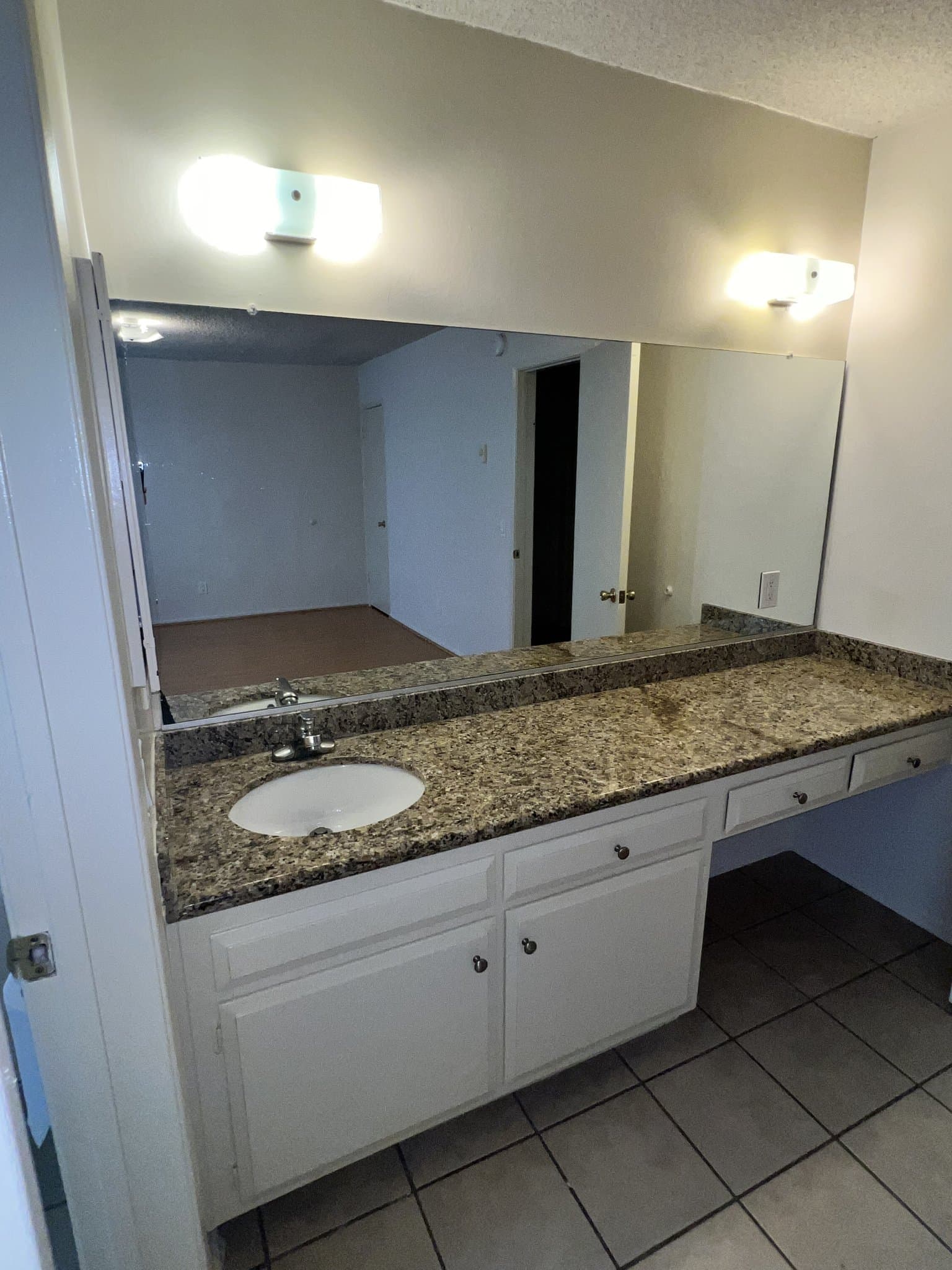 Los Angeles Apartment: 4072 Inglewood Blvd.