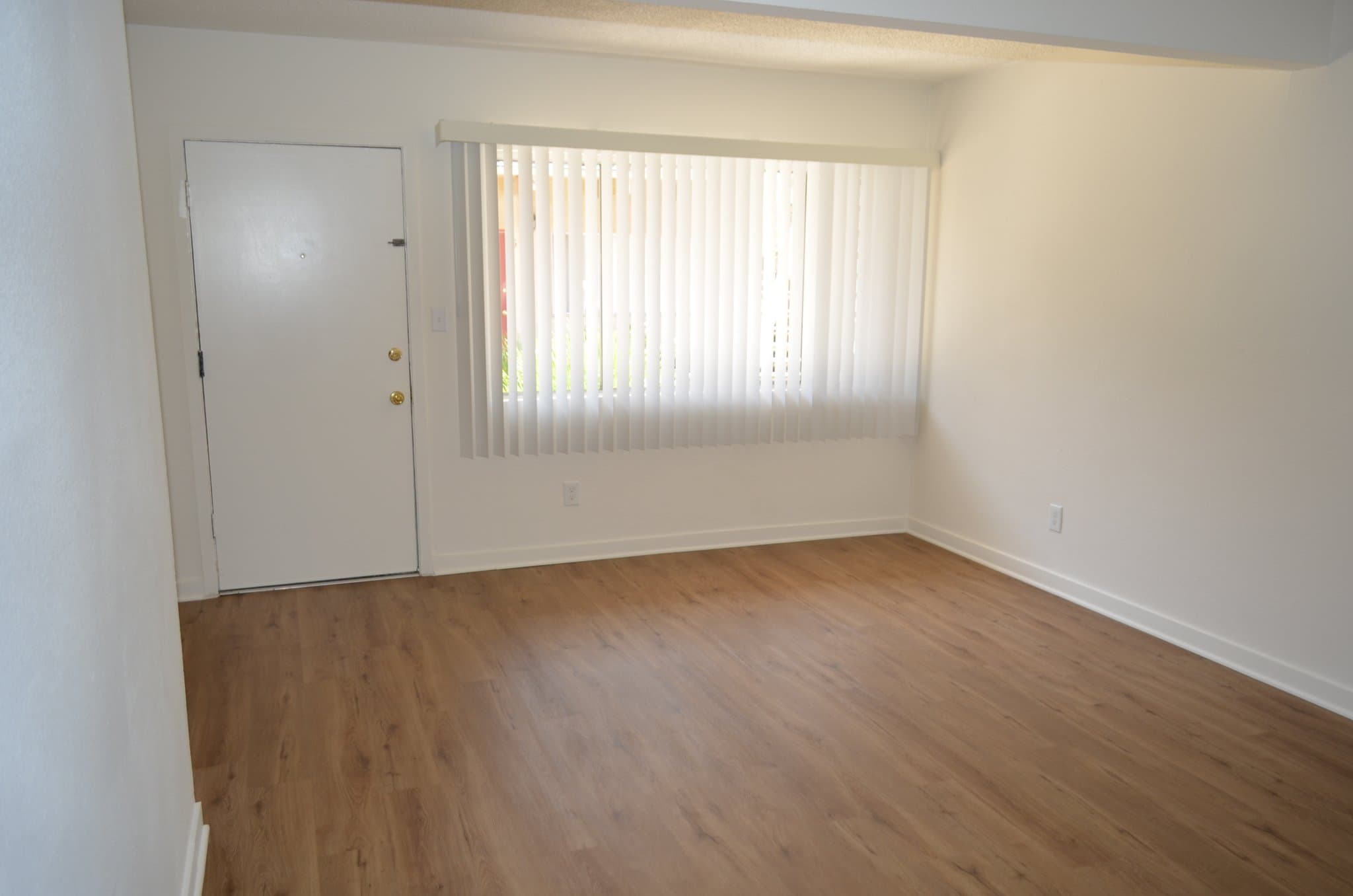 Van Nuys Apartment: 13463 Vanowen St