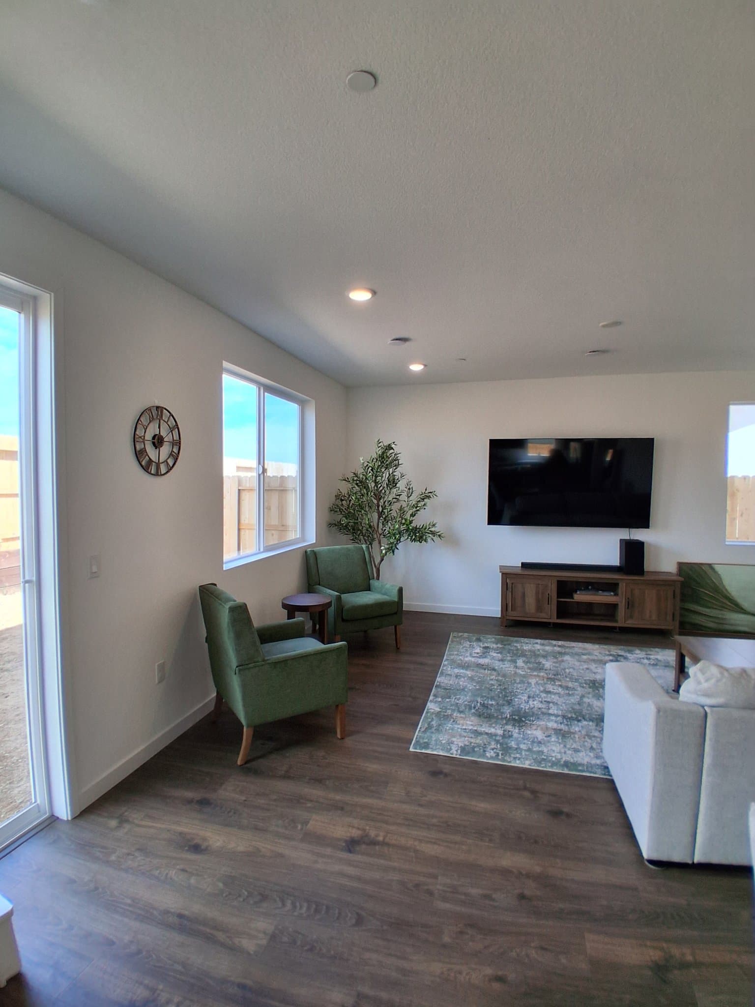 Roseville Single Room: 5000 Super Moon Way
