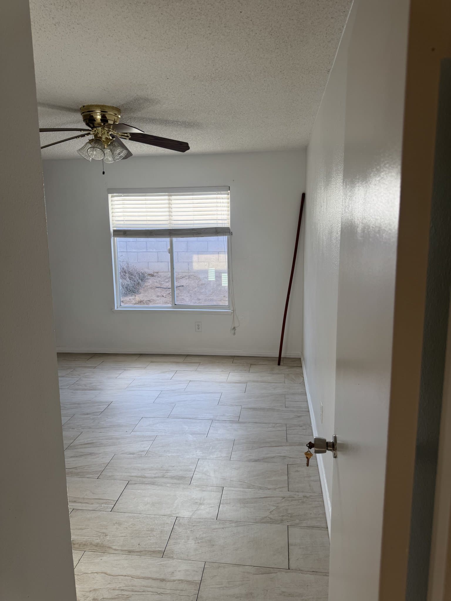 hesperia House: 14373 Linden St Hesperia, CA