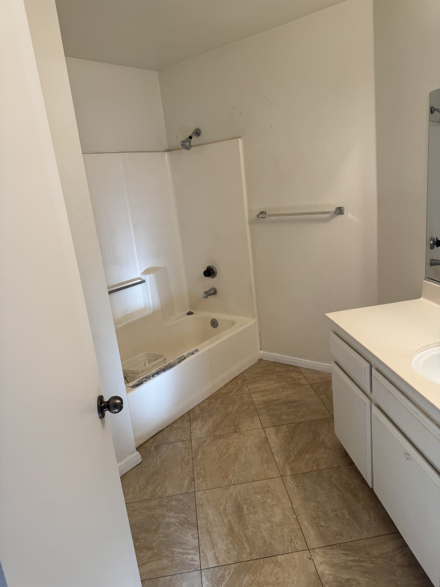 hesperia House: 14373 Linden St Hesperia, CA
