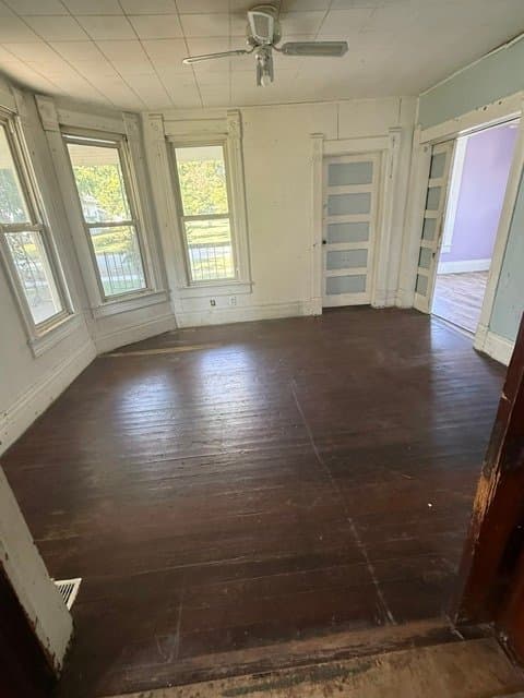 Centralia House: 327 N Hickory St.
