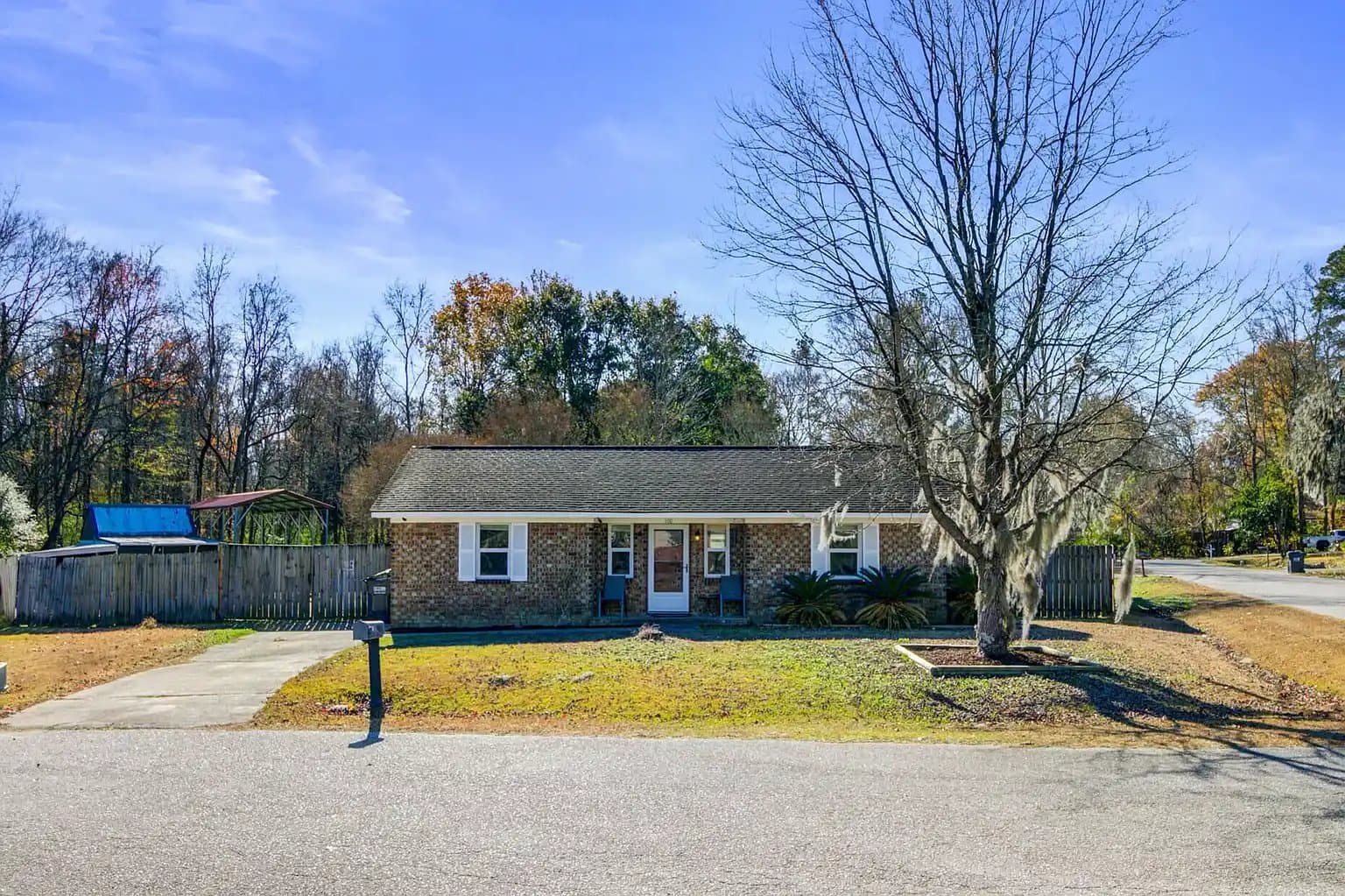 Summerville House: 100 John Court