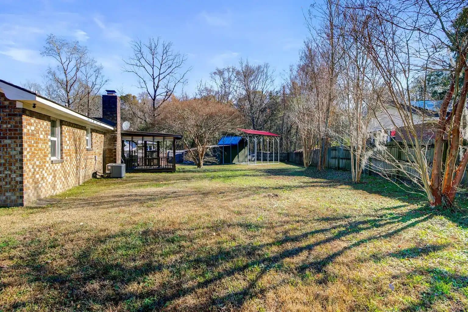 Summerville House: 100 John Court