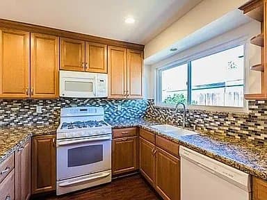 Camarillo House: 2140 Briarfield St