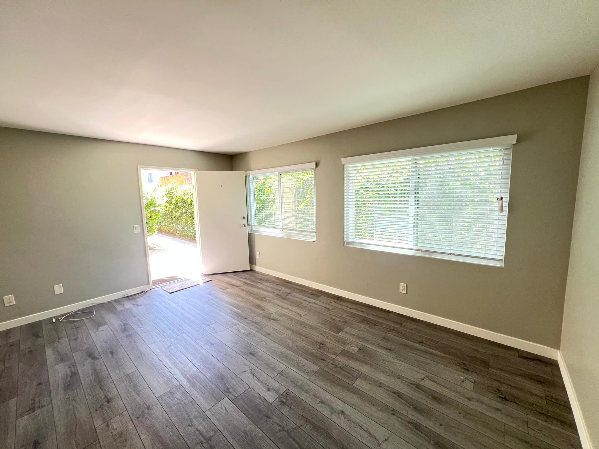 Los Angeles Apartment: 1412 Brockton Ave