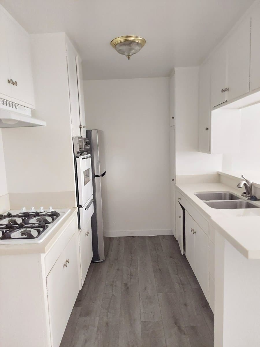Los Angeles Apartment: 1412 Brockton Ave