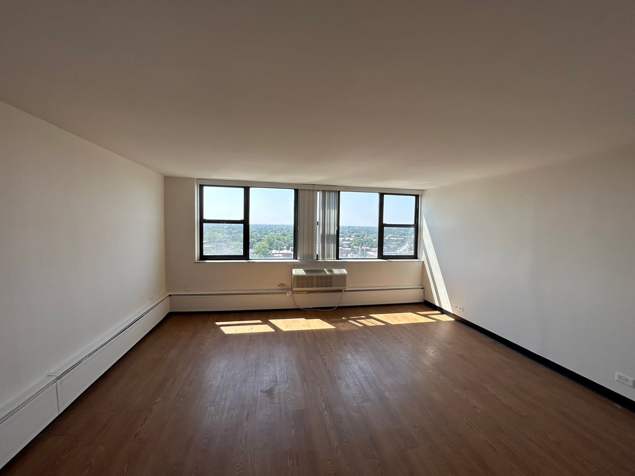 Chicago Apartment: 7447 S South Shore Drive