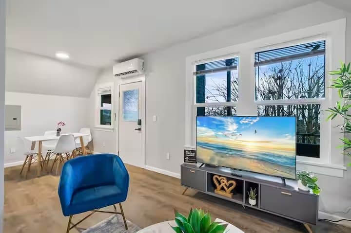 Everett Apartment: 2404 Rucker Ave