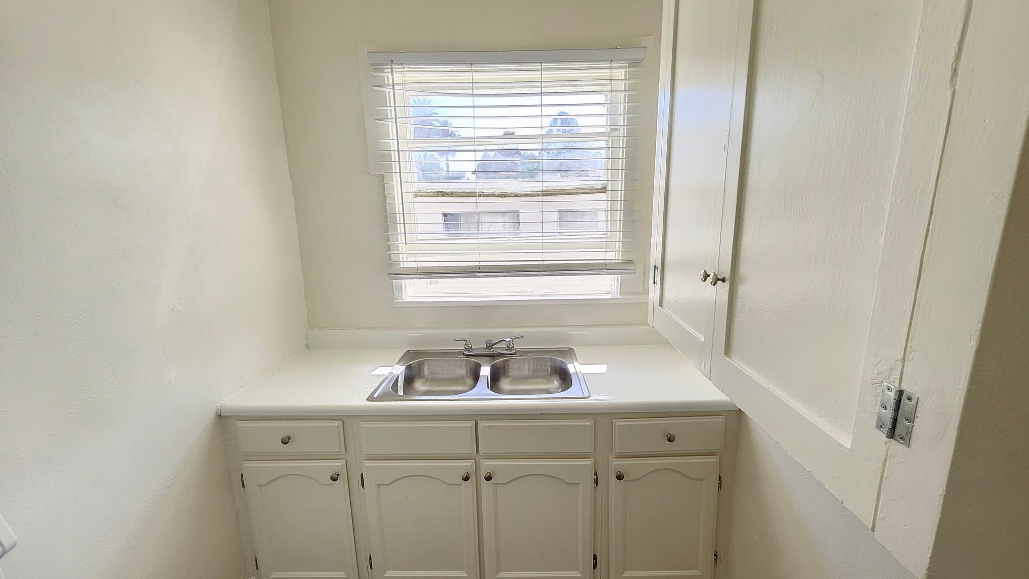 Los Angeles Apartment: 815 S Lake St