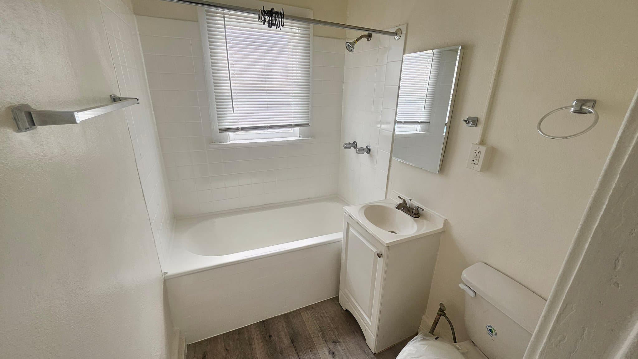 Los Angeles Apartment: 815 S Lake St