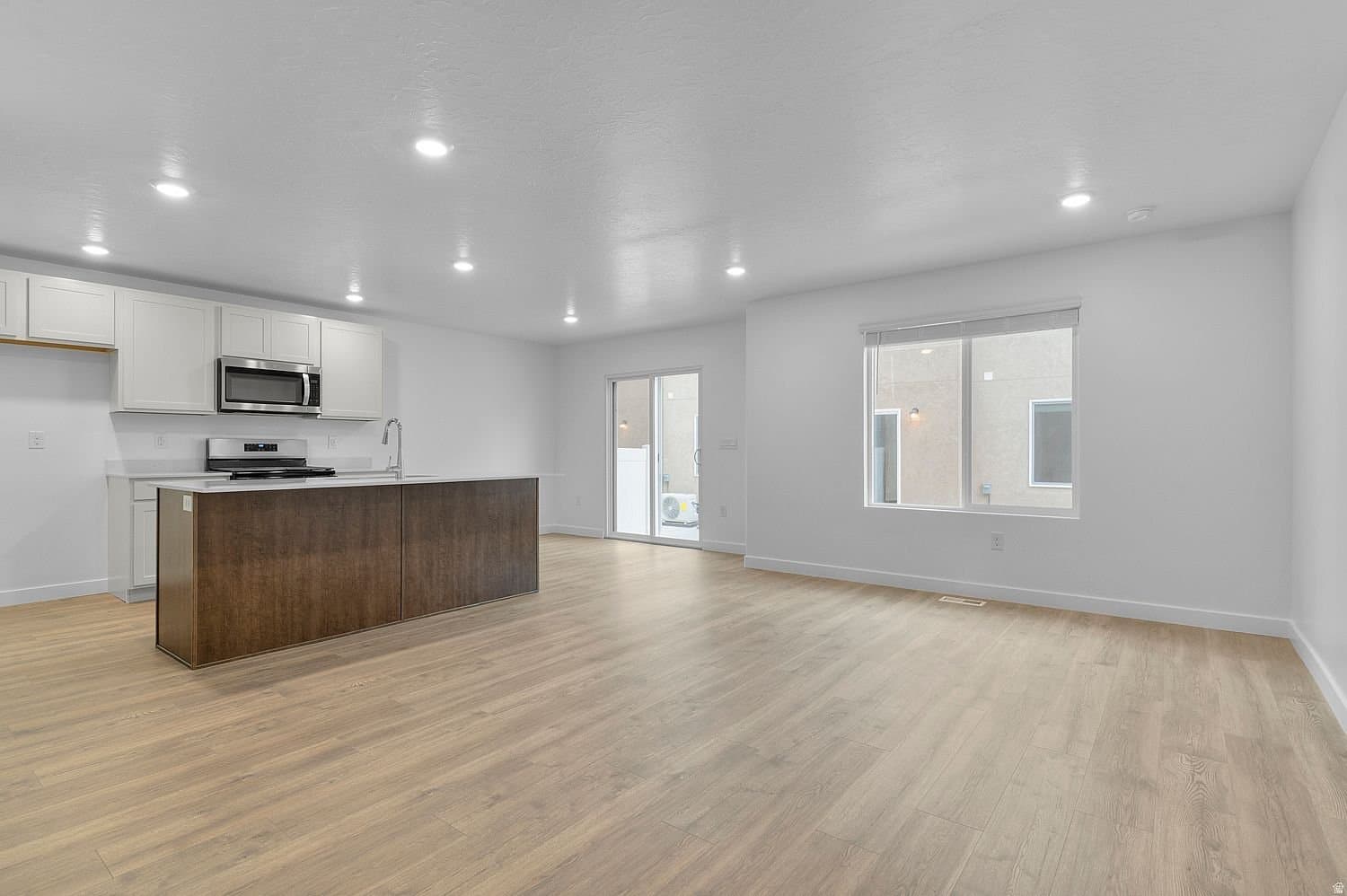 Salem Townhome: 1935 E Belmont Ln