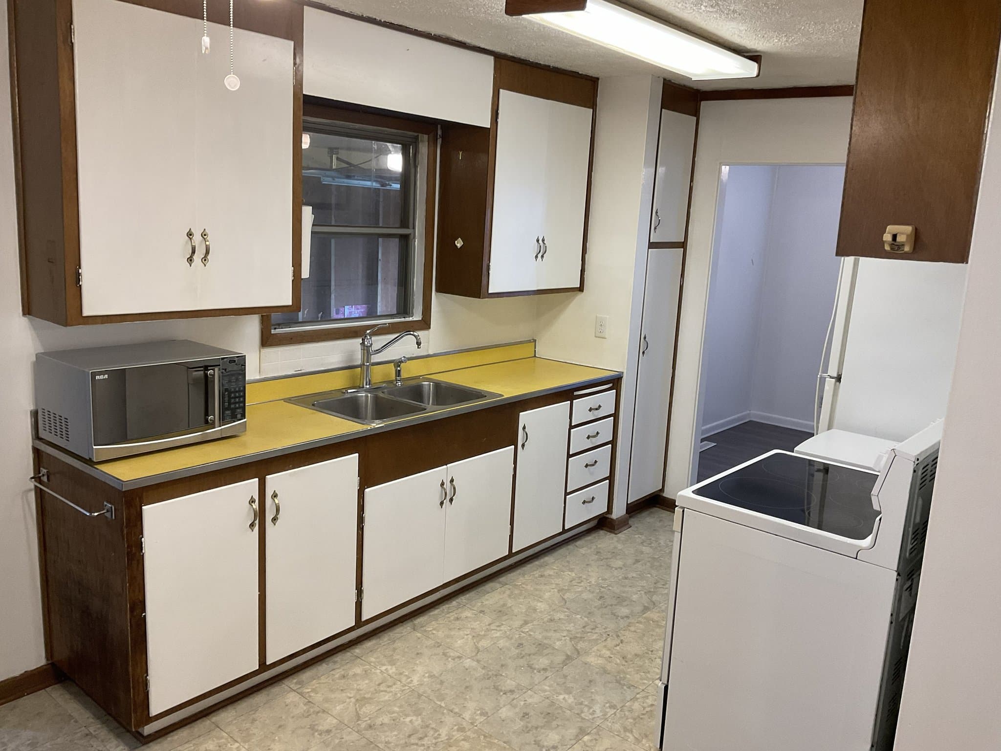 Omaha House: 671 S 69th Street