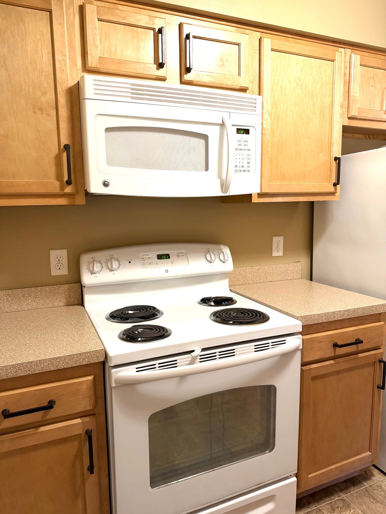Lincoln Apartment: 1832 knox st