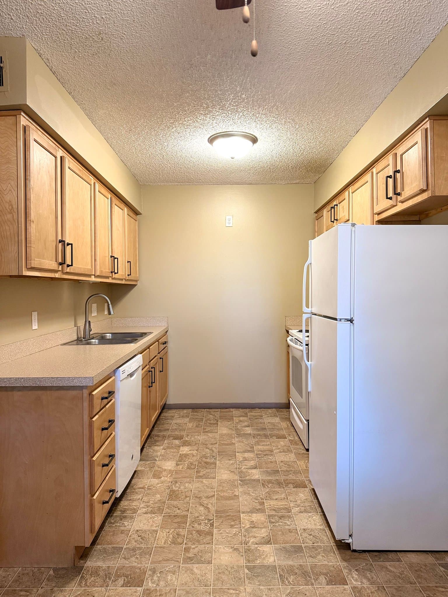 Lincoln Apartment: 1832 knox st