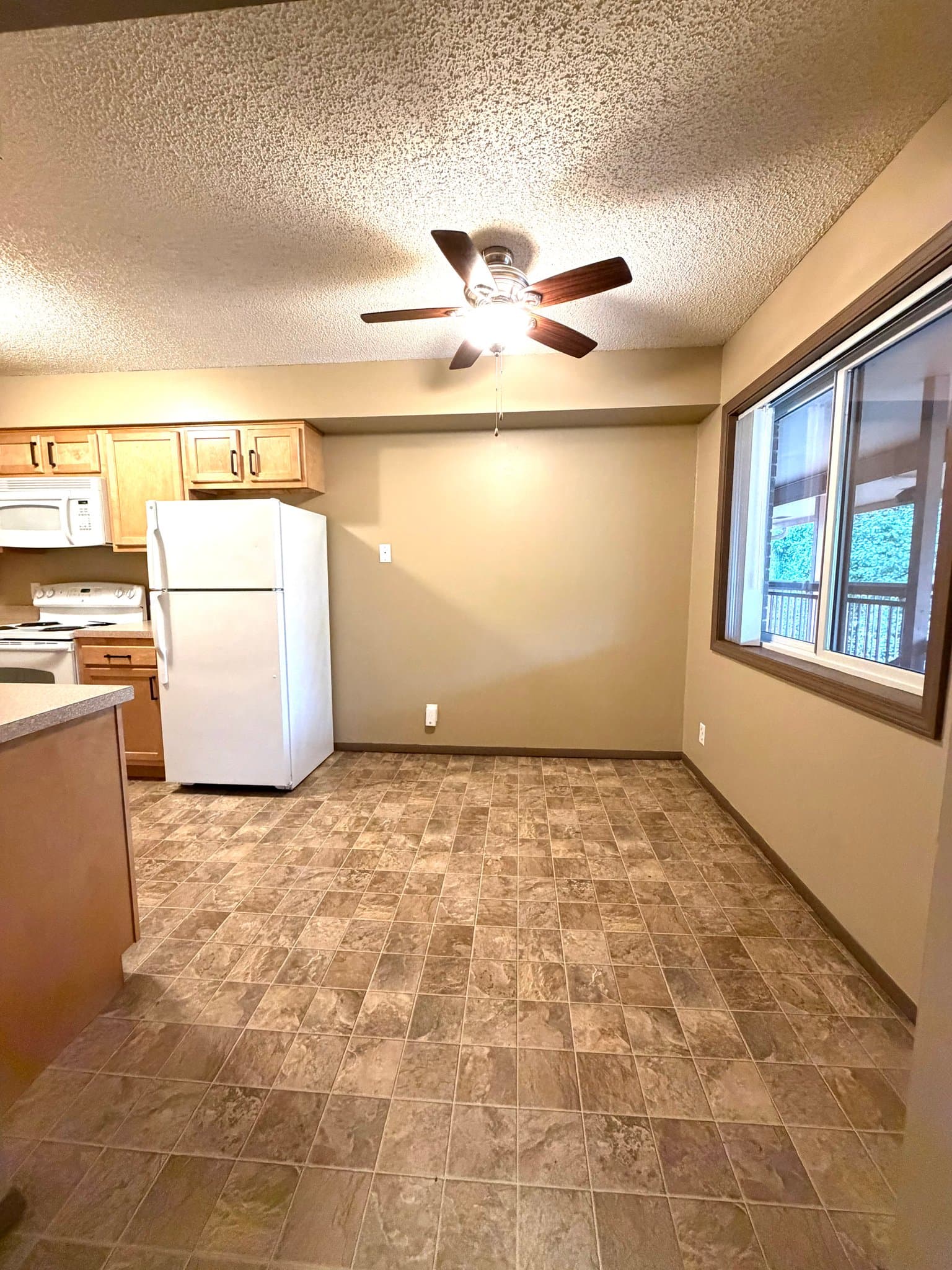 Lincoln Apartment: 1832 knox st