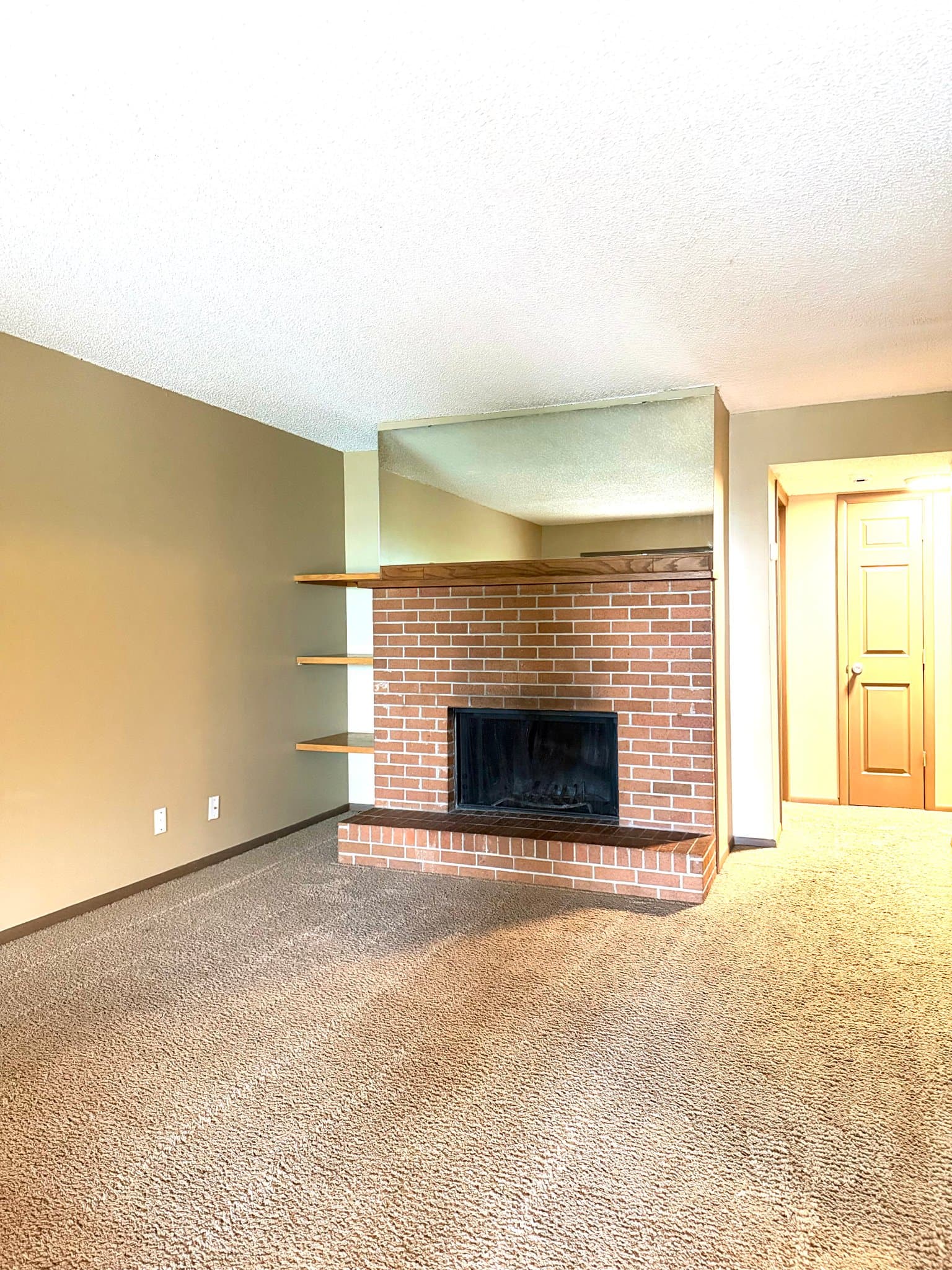 Lincoln Apartment: 1832 knox st