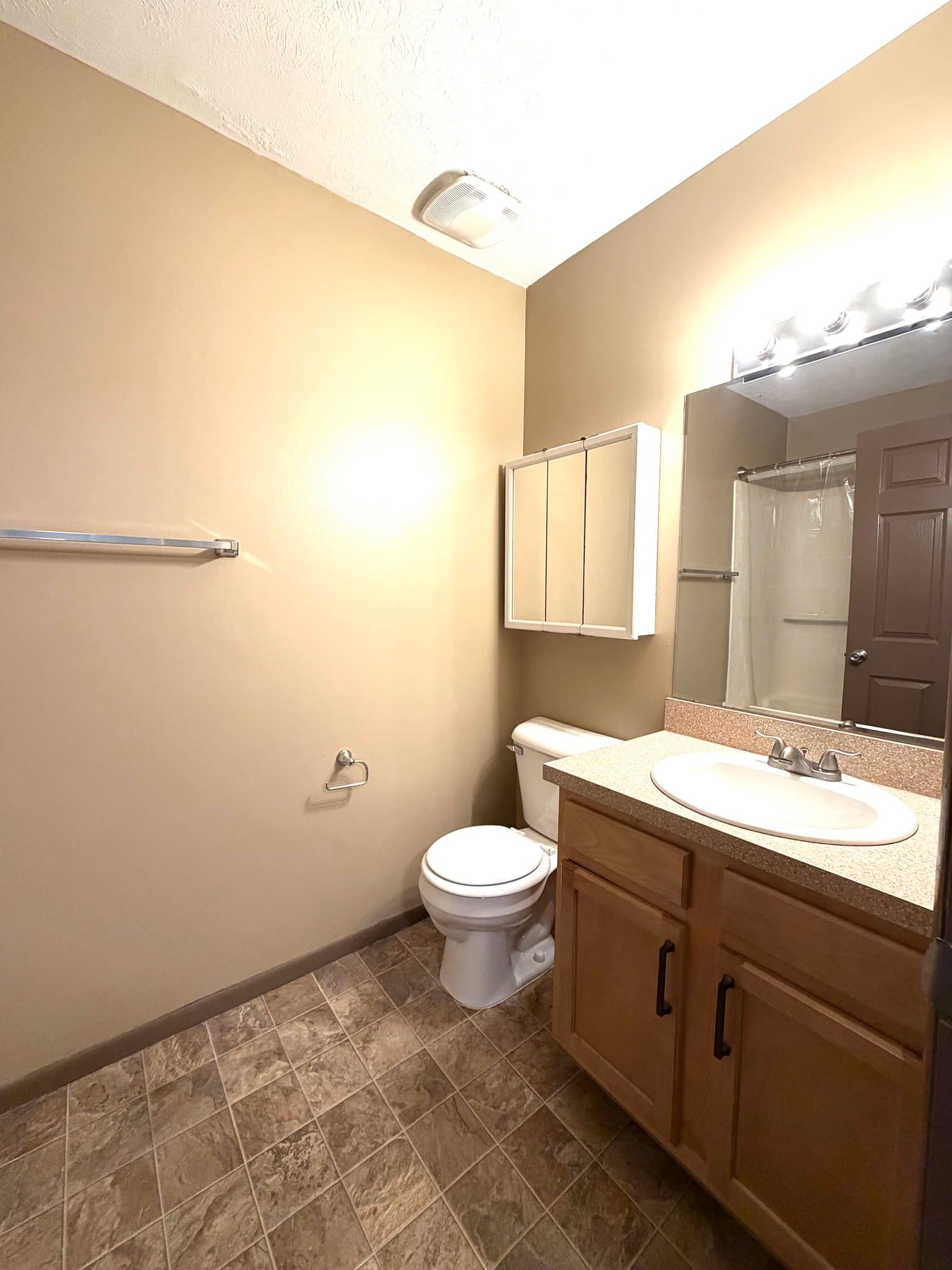 Lincoln Apartment: 1832 knox st