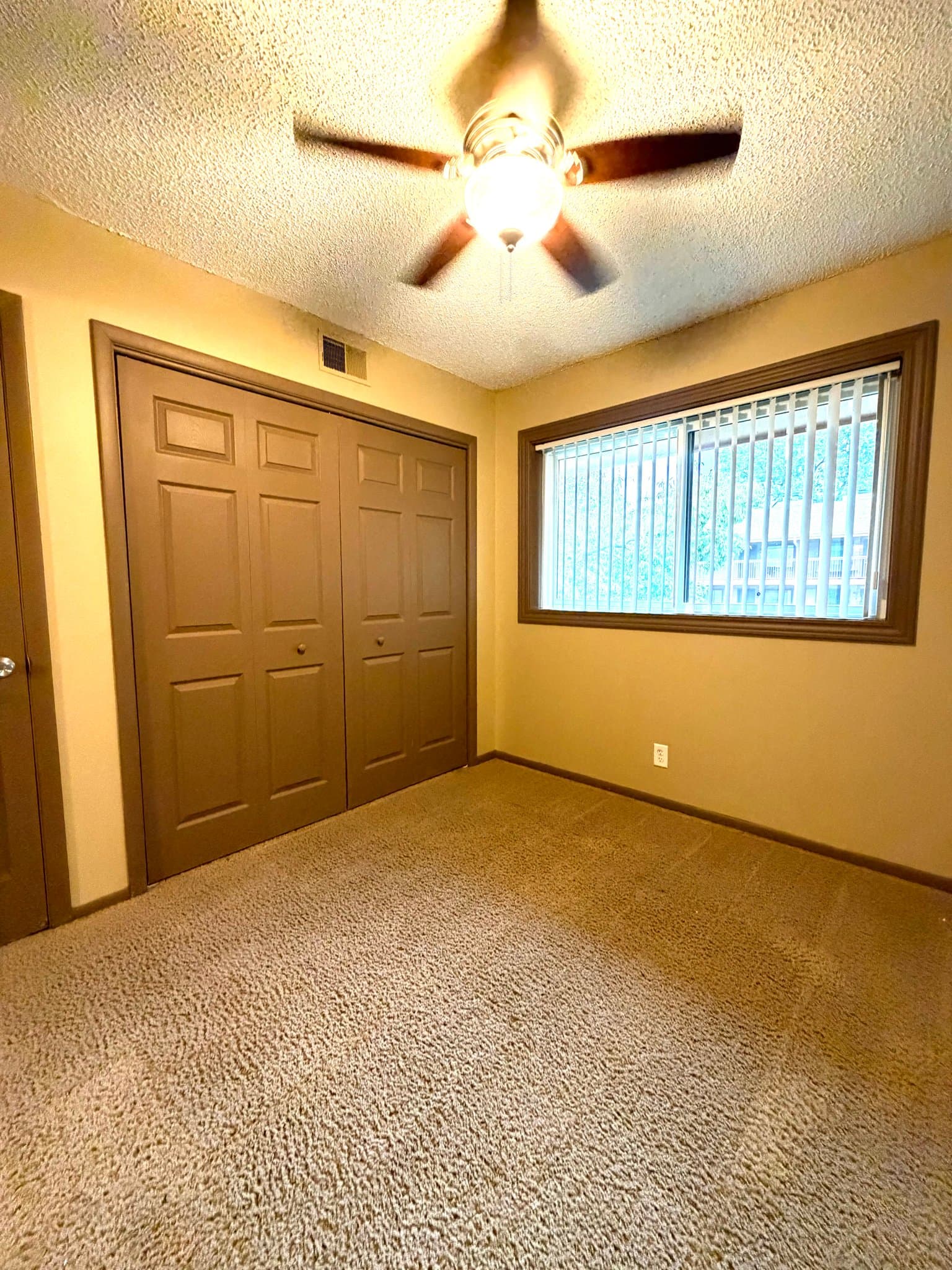 Lincoln Apartment: 1832 knox st