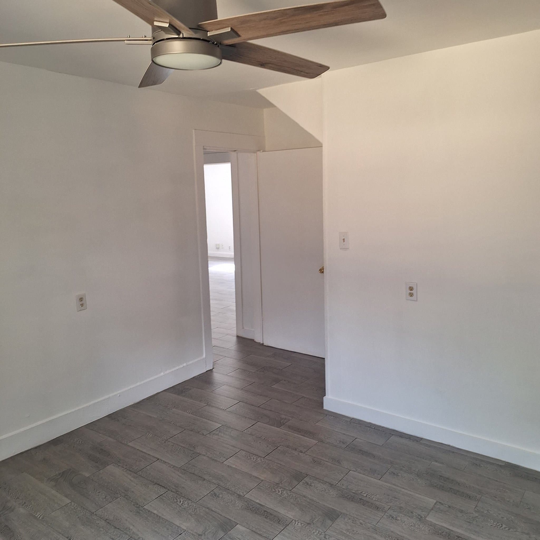 Houston House: 916 Adele St