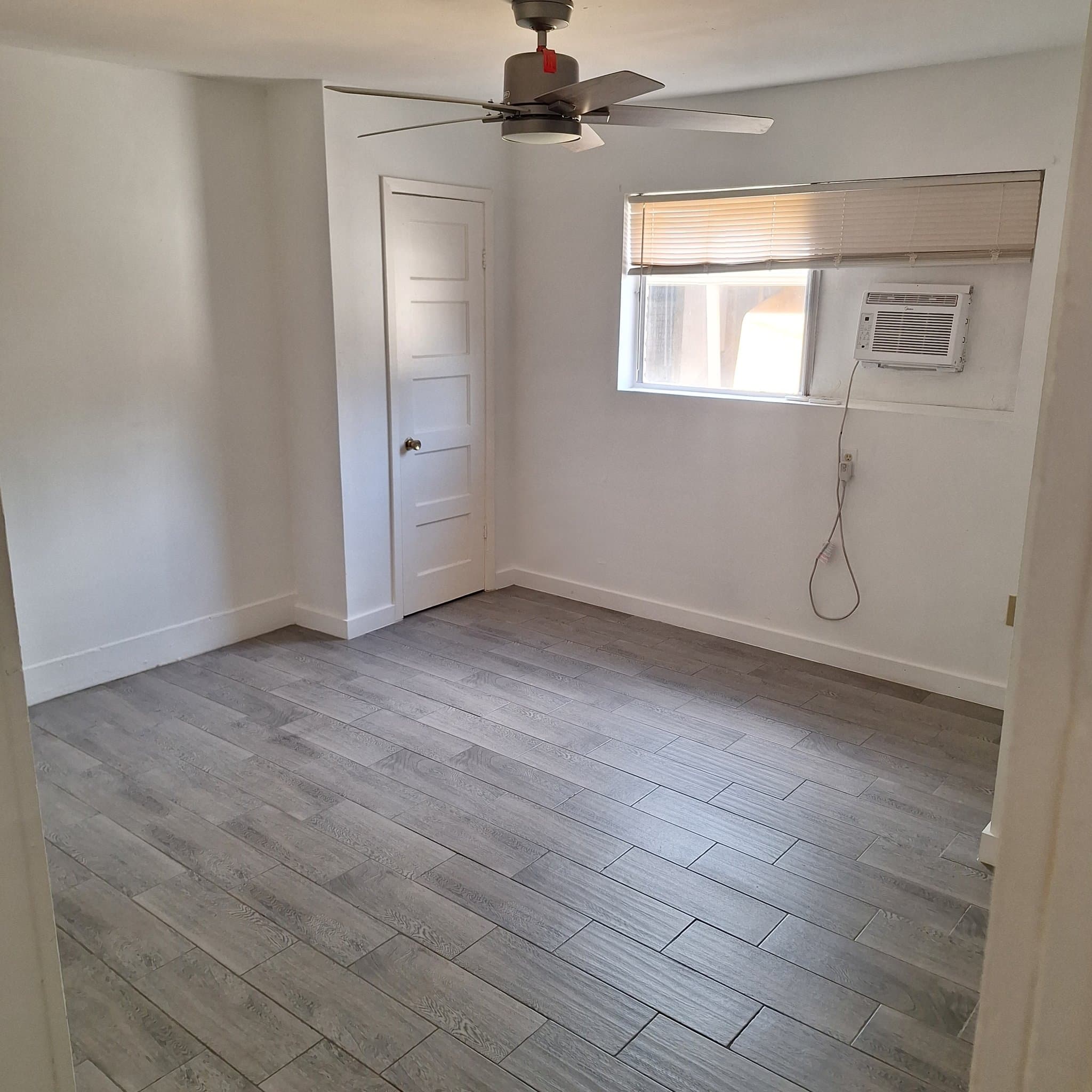 Houston House: 916 Adele St