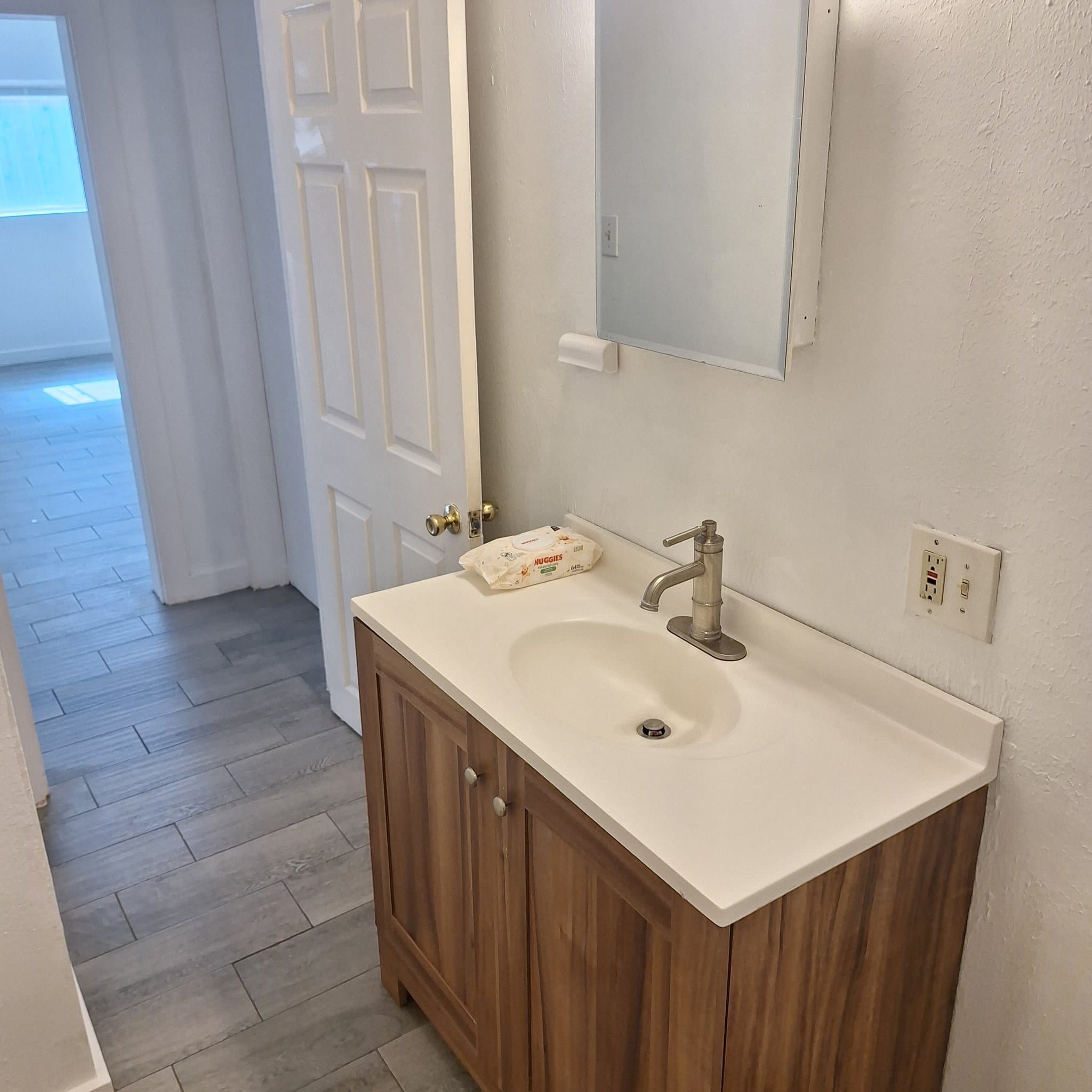 Houston House: 916 Adele St