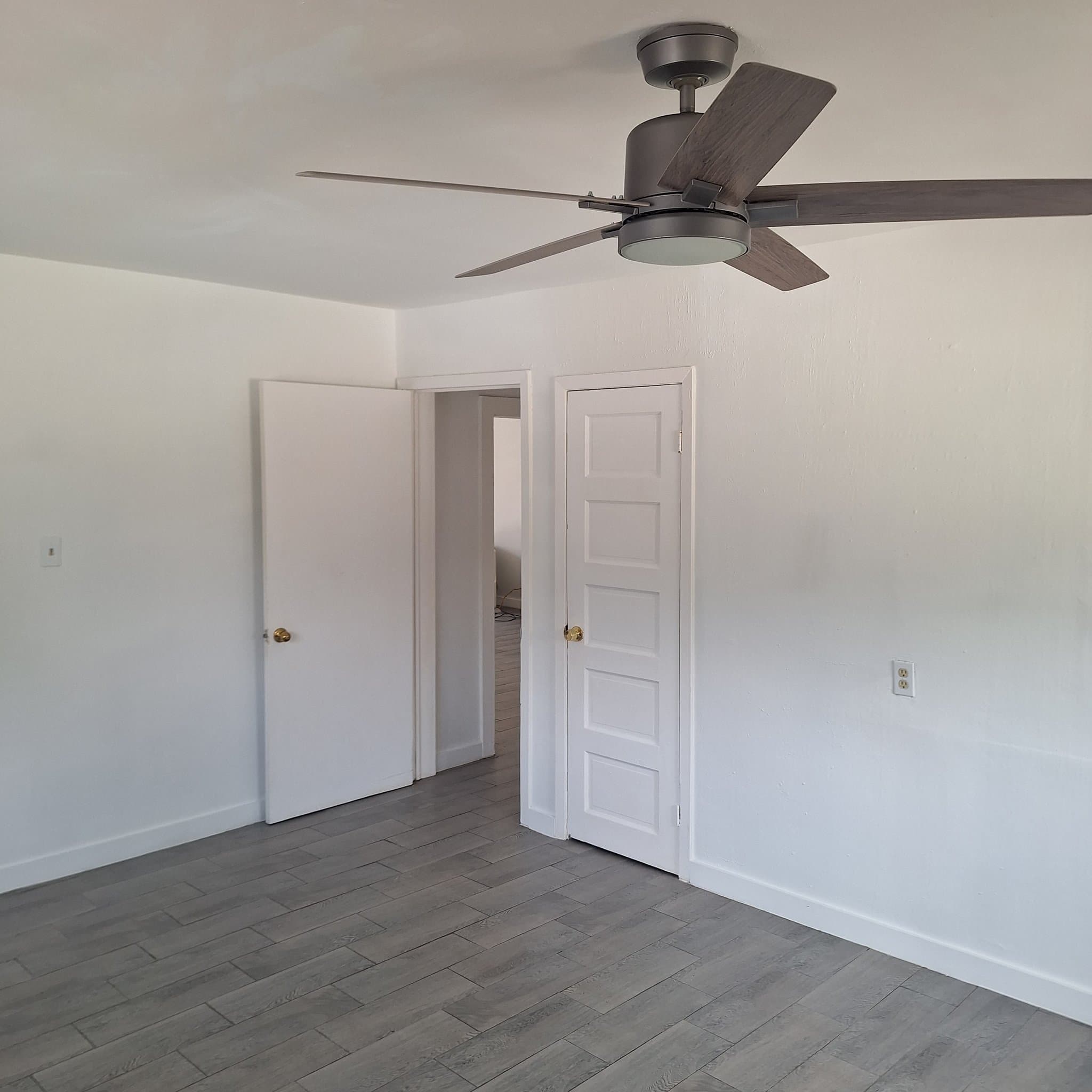 Houston House: 916 Adele St