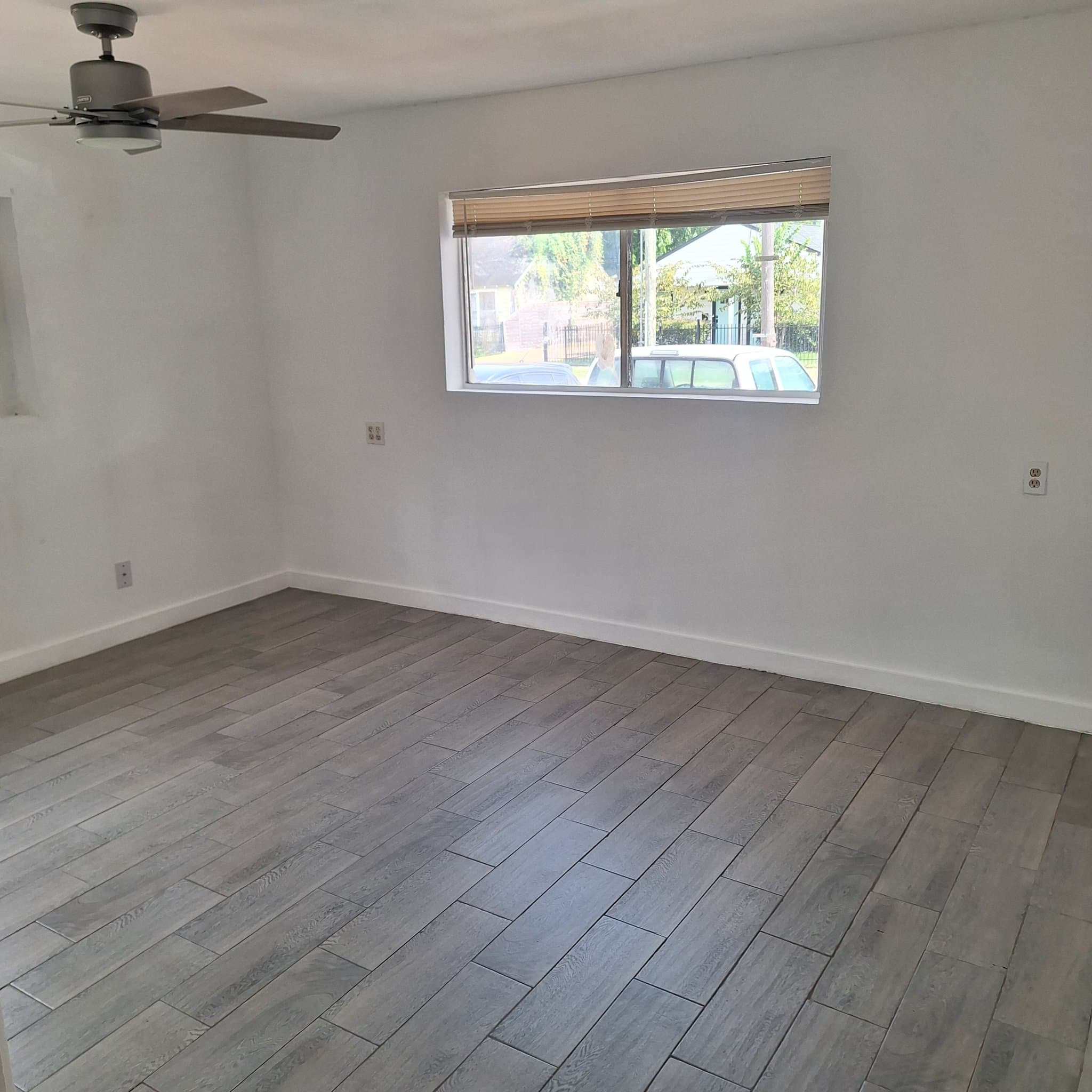 Houston House: 916 Adele St