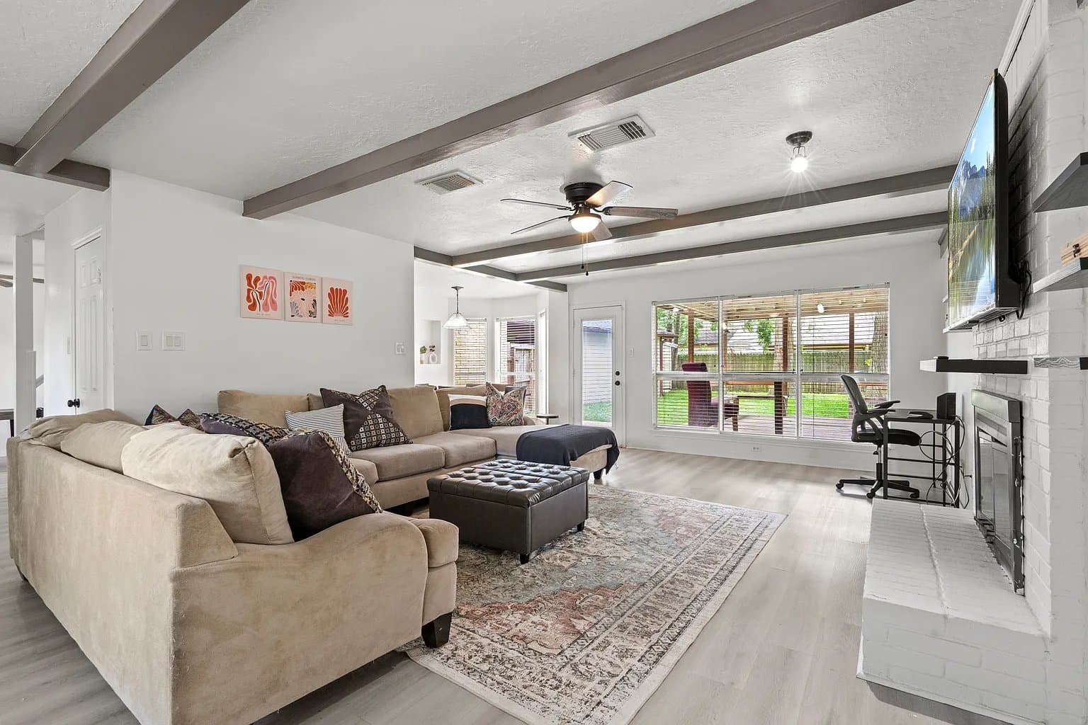 Houston House: 604 lochnell dr