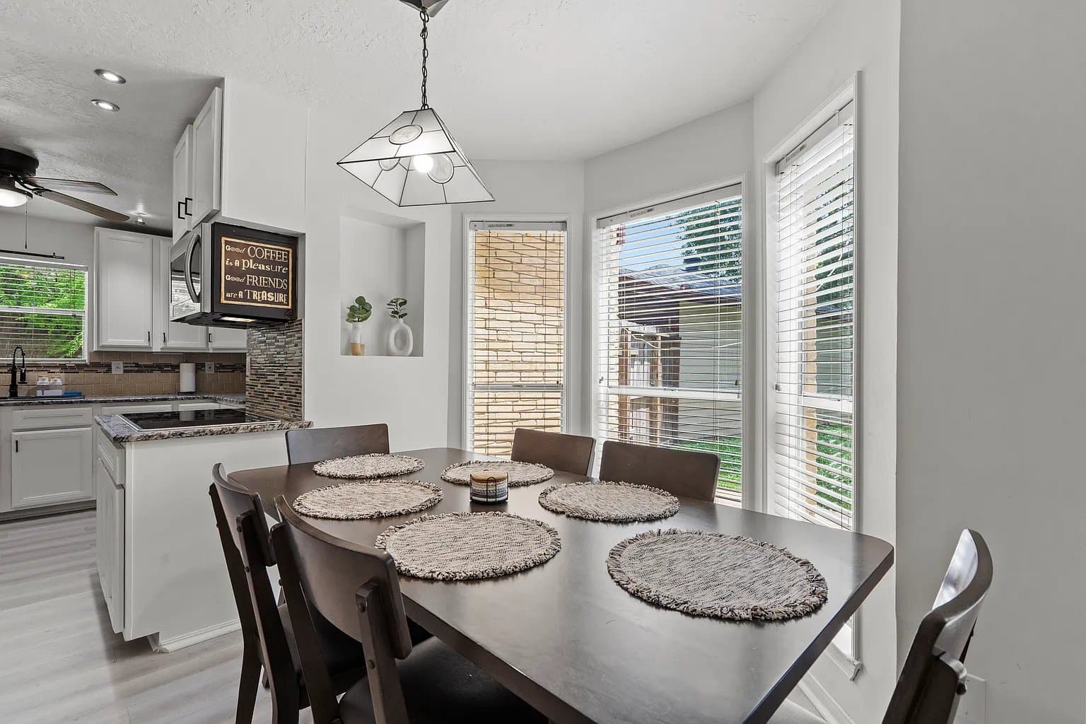 Houston House: 604 lochnell dr