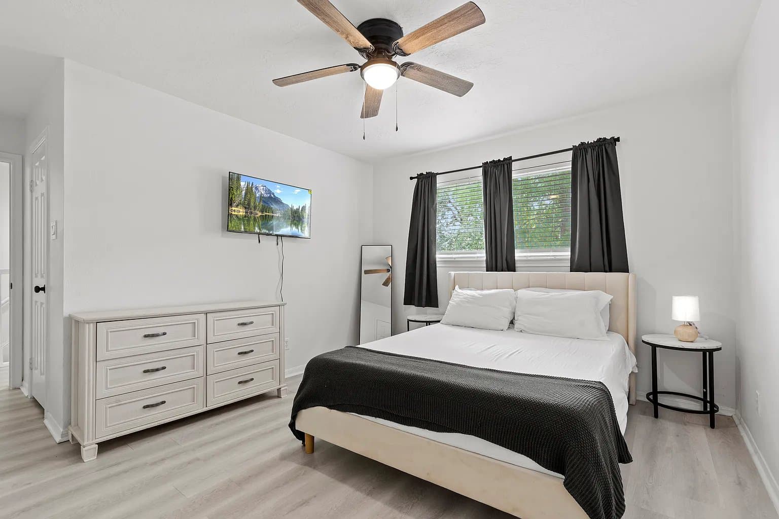 Houston House: 604 lochnell dr