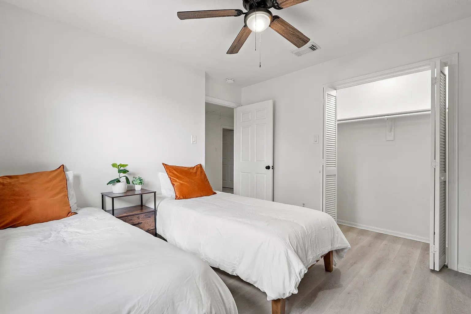 Houston House: 604 lochnell dr
