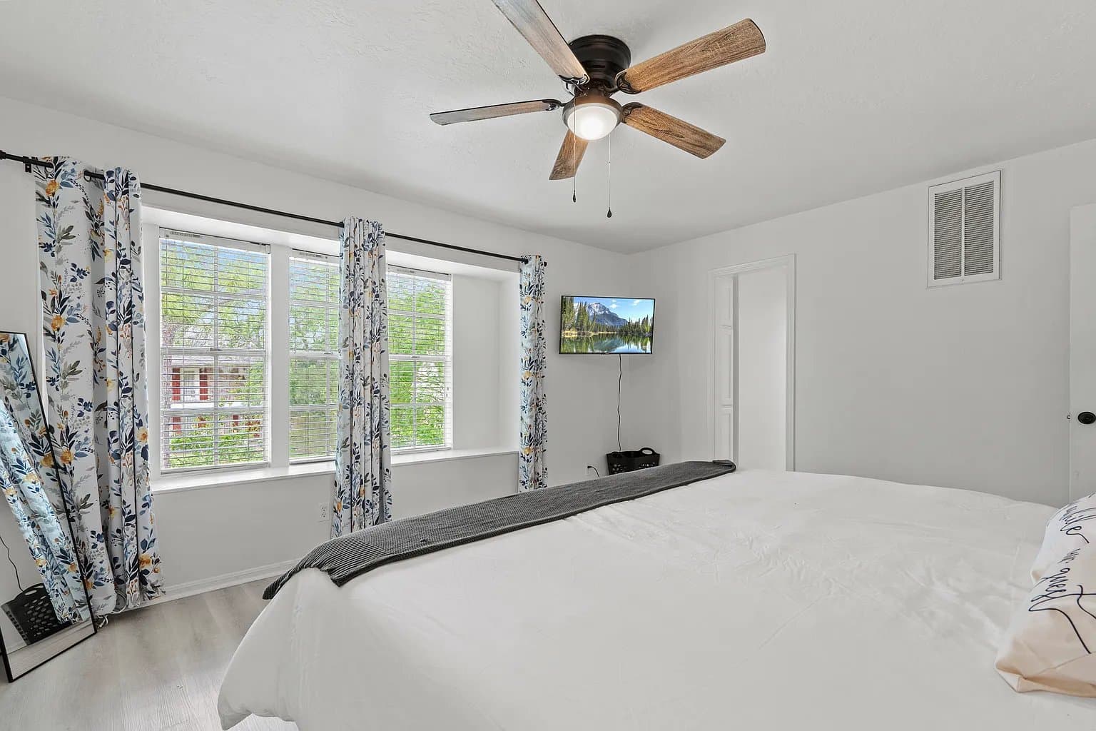 Houston House: 604 lochnell dr