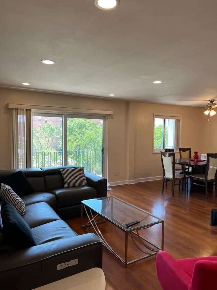 Evanston Condo: 828 Oakton St