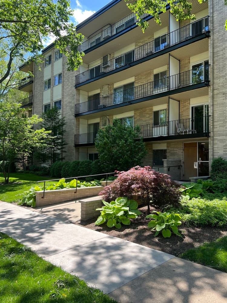 Evanston Condo: 828 Oakton St
