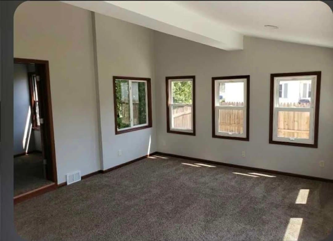 Menasha House: 123 1st St