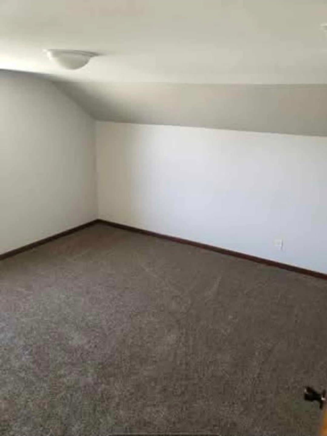 Menasha House: 123 1st St