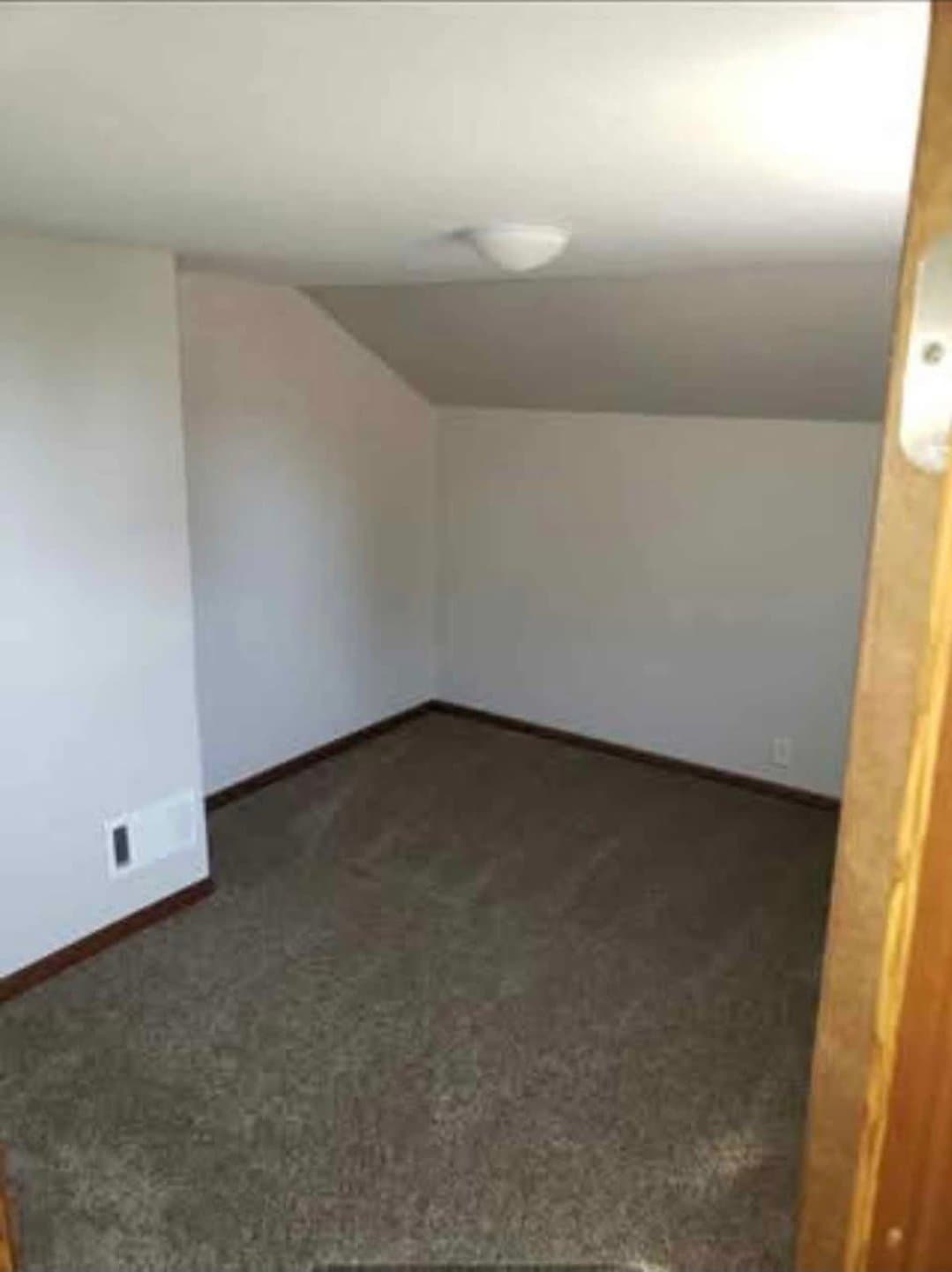 Menasha House: 123 1st St