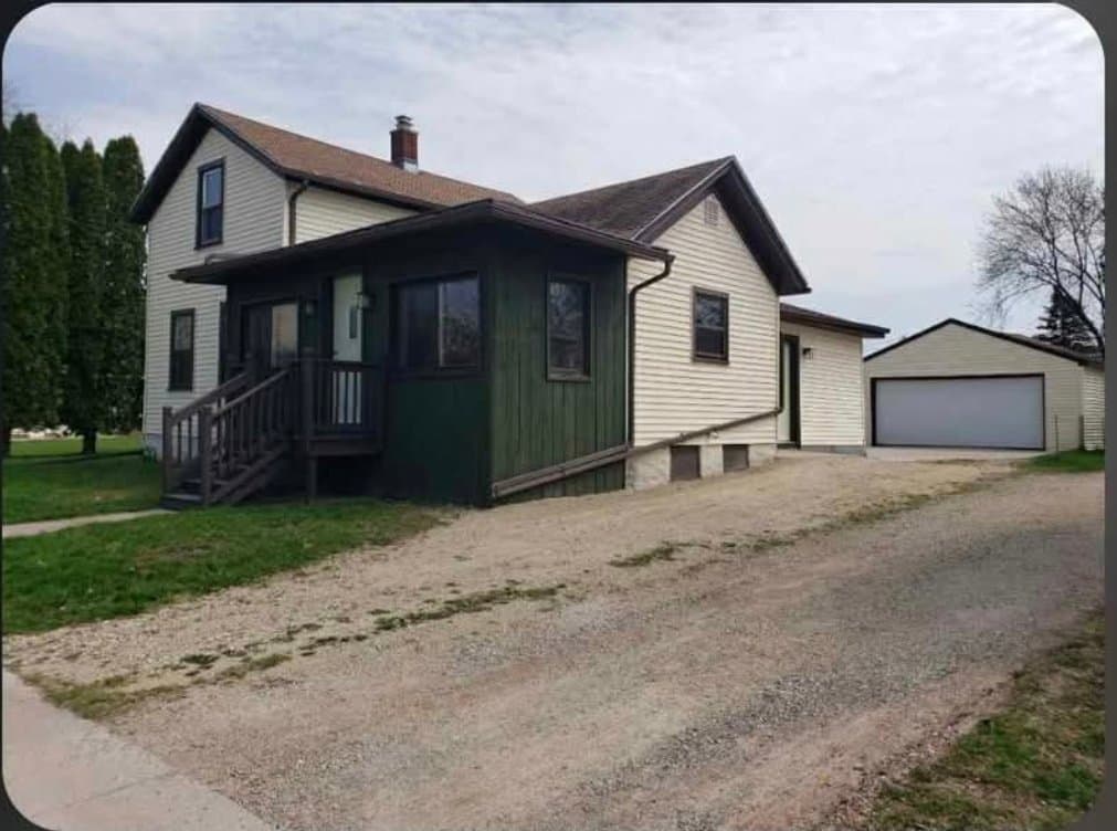 Menasha House: 123 1st St