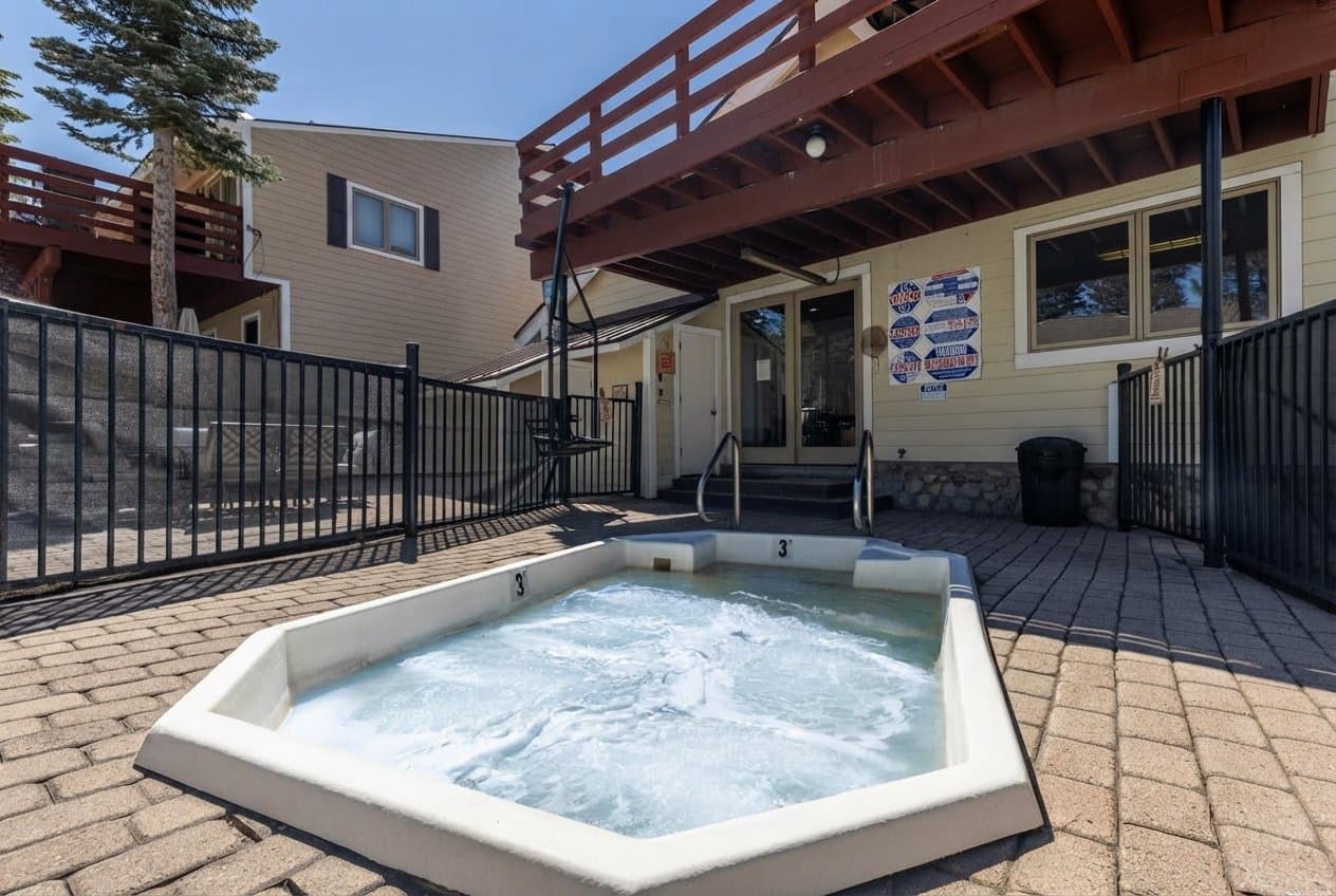 Mammoth Lakes Condo: 201 Lakeview Blvd