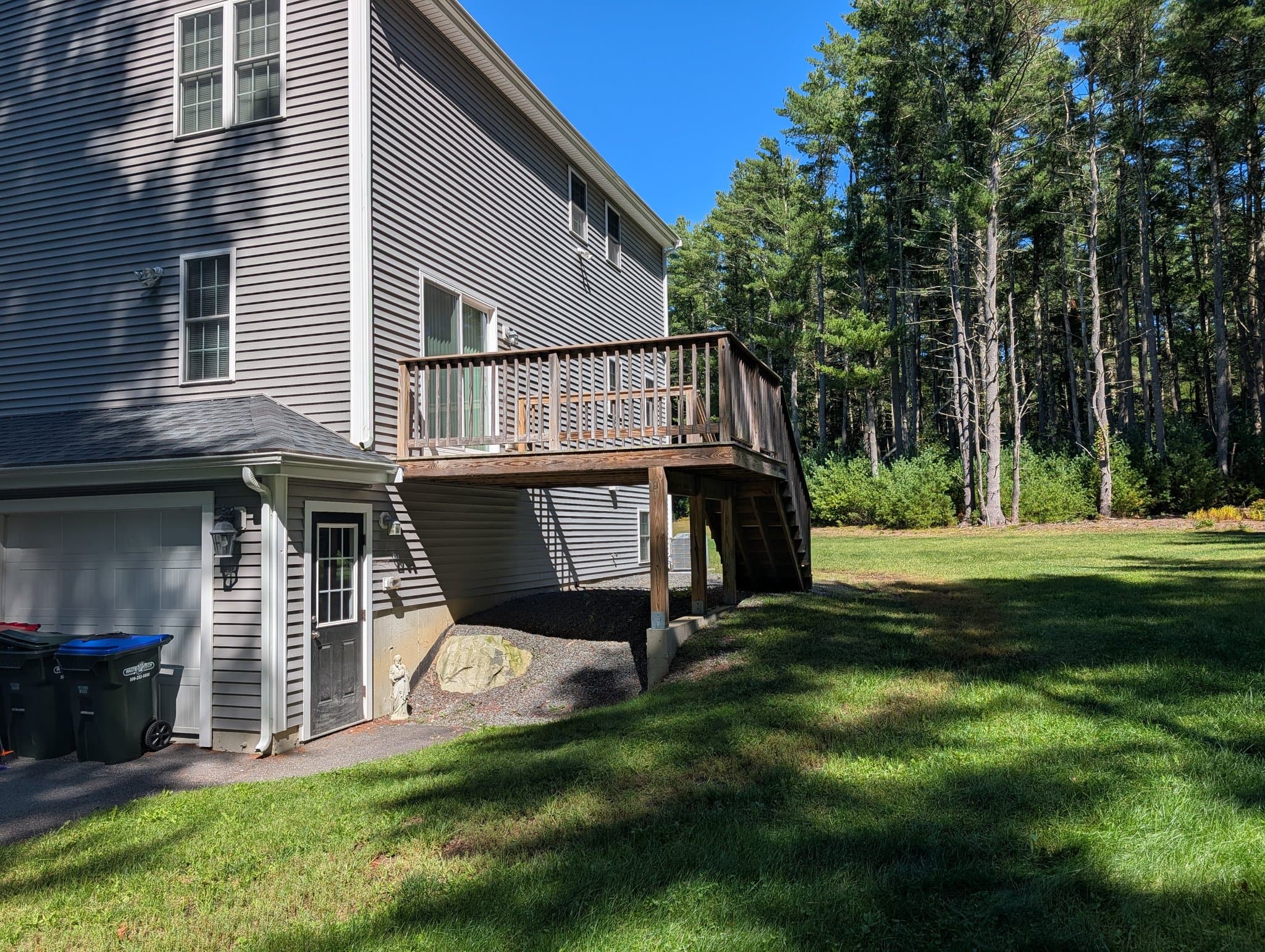 Lakeville House: 10 Shamrock lane
