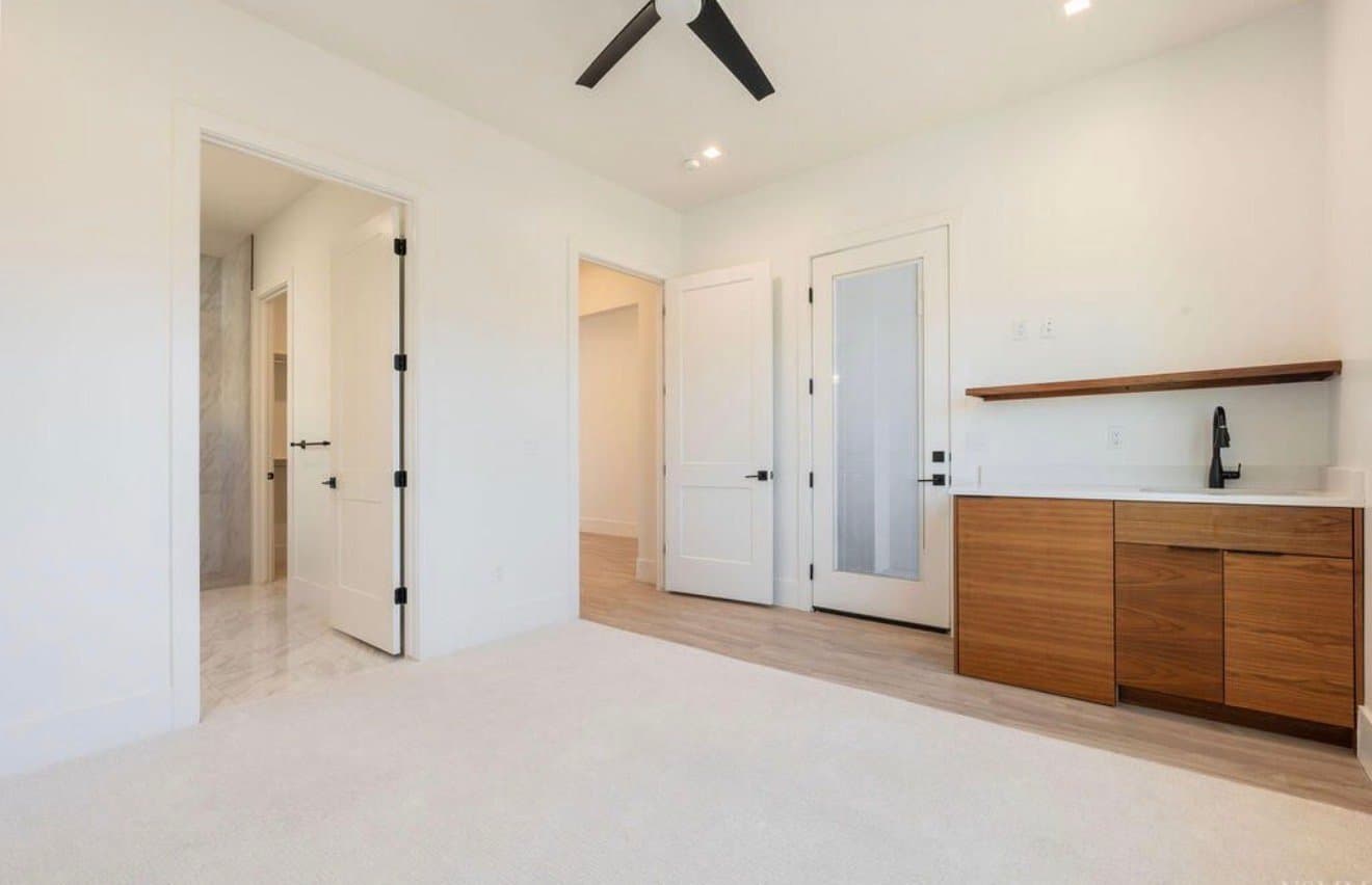 Ivins House: 169 E Terrace Ln