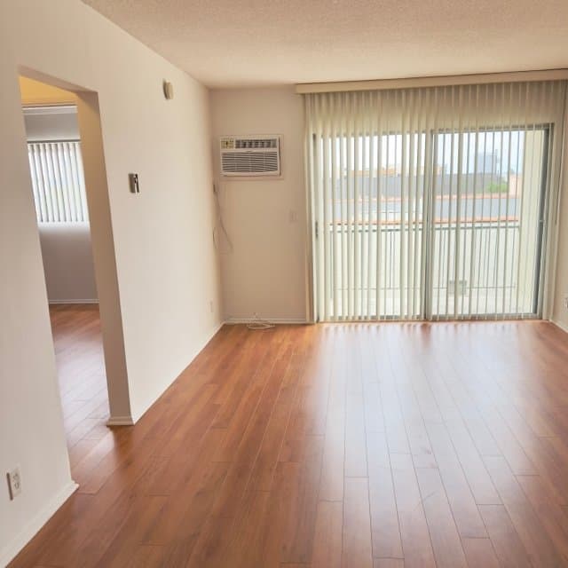 Los Angeles Apartment: 440 N Hayworth Ave
