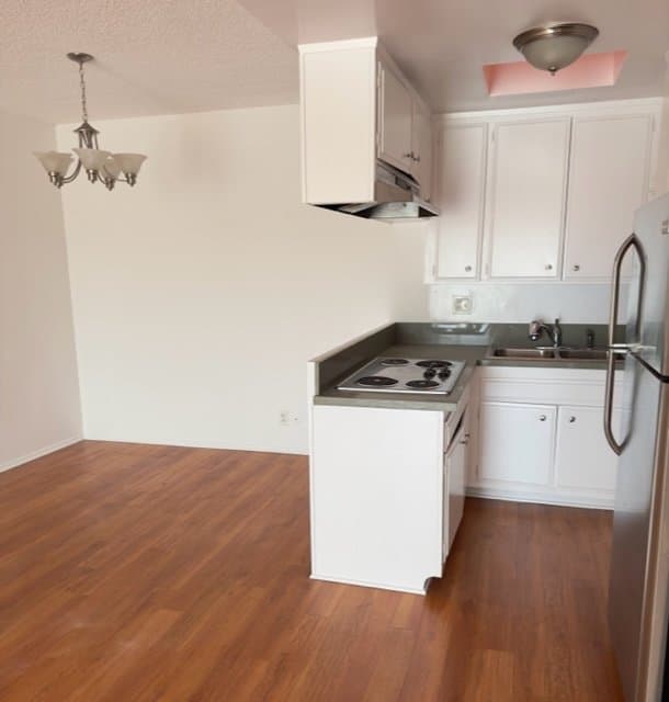 Los Angeles Apartment: 440 N Hayworth Ave