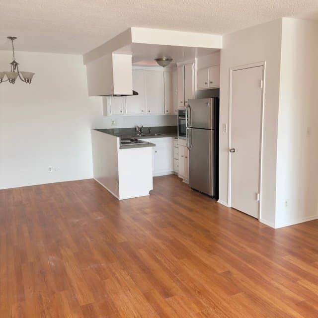 Los Angeles Apartment: 440 N Hayworth Ave