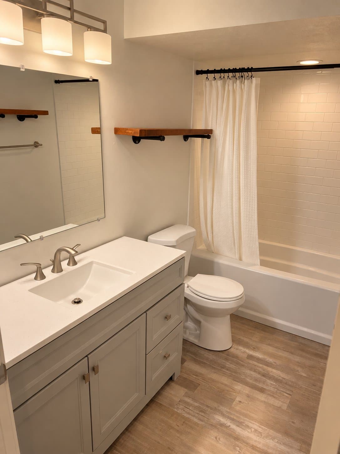 Vineyard House: 332 E 210 N