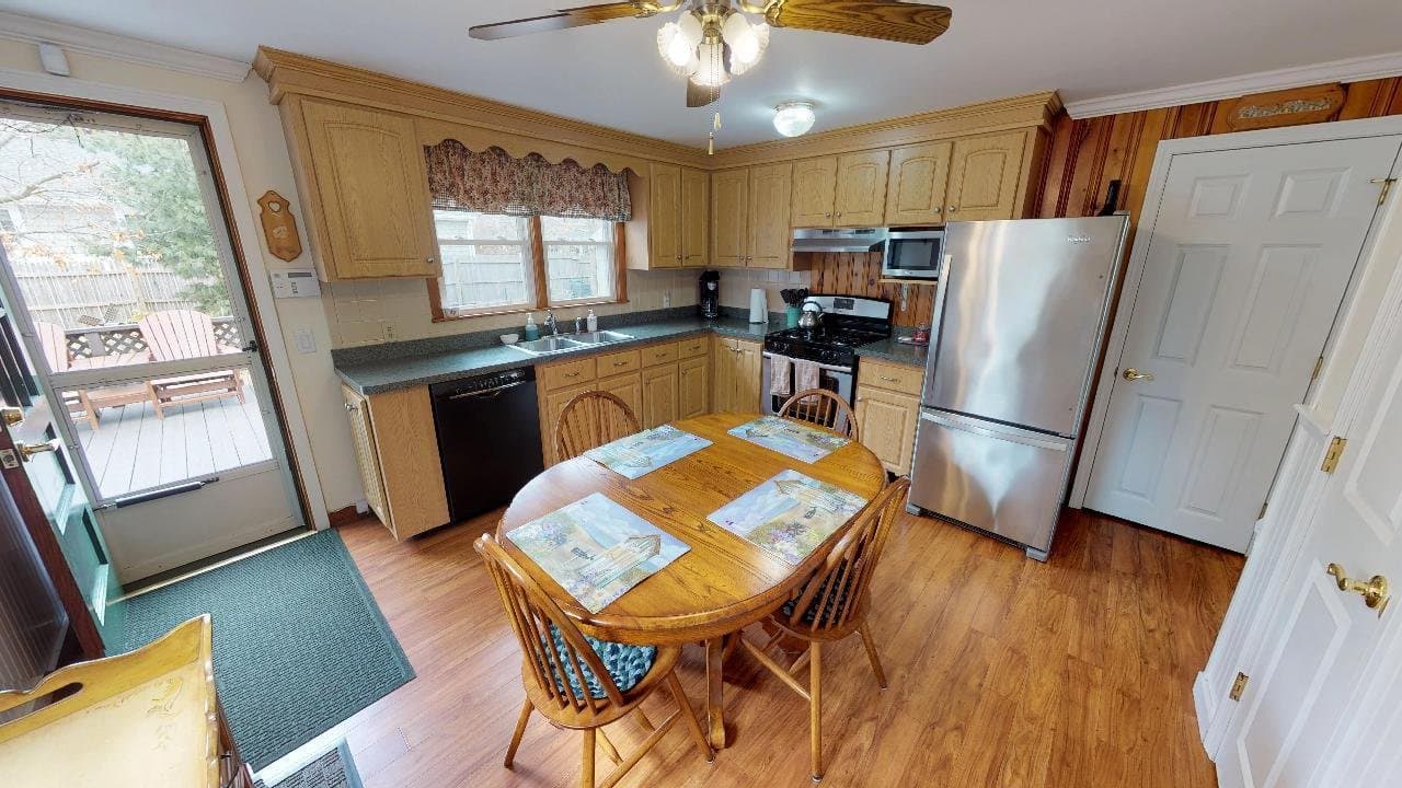 Dennisport House: 49 Cornell Dr